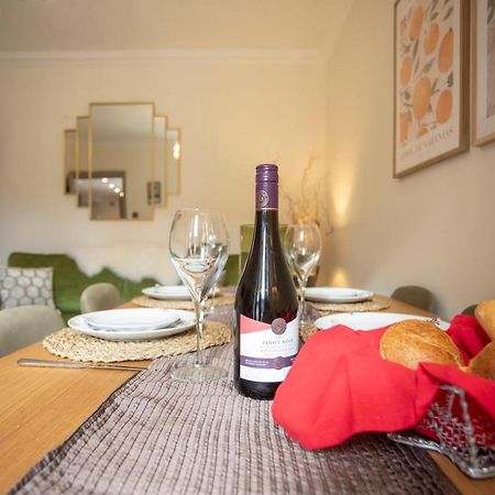 Luxe Stratford Townhouse Beautifully Renovated, Well Equipped, Sleeps 4, 2 Bathrooms, Free Parking - Minutes Walk To Town, Rsc & Pubs - Pet Friendly Exterior foto