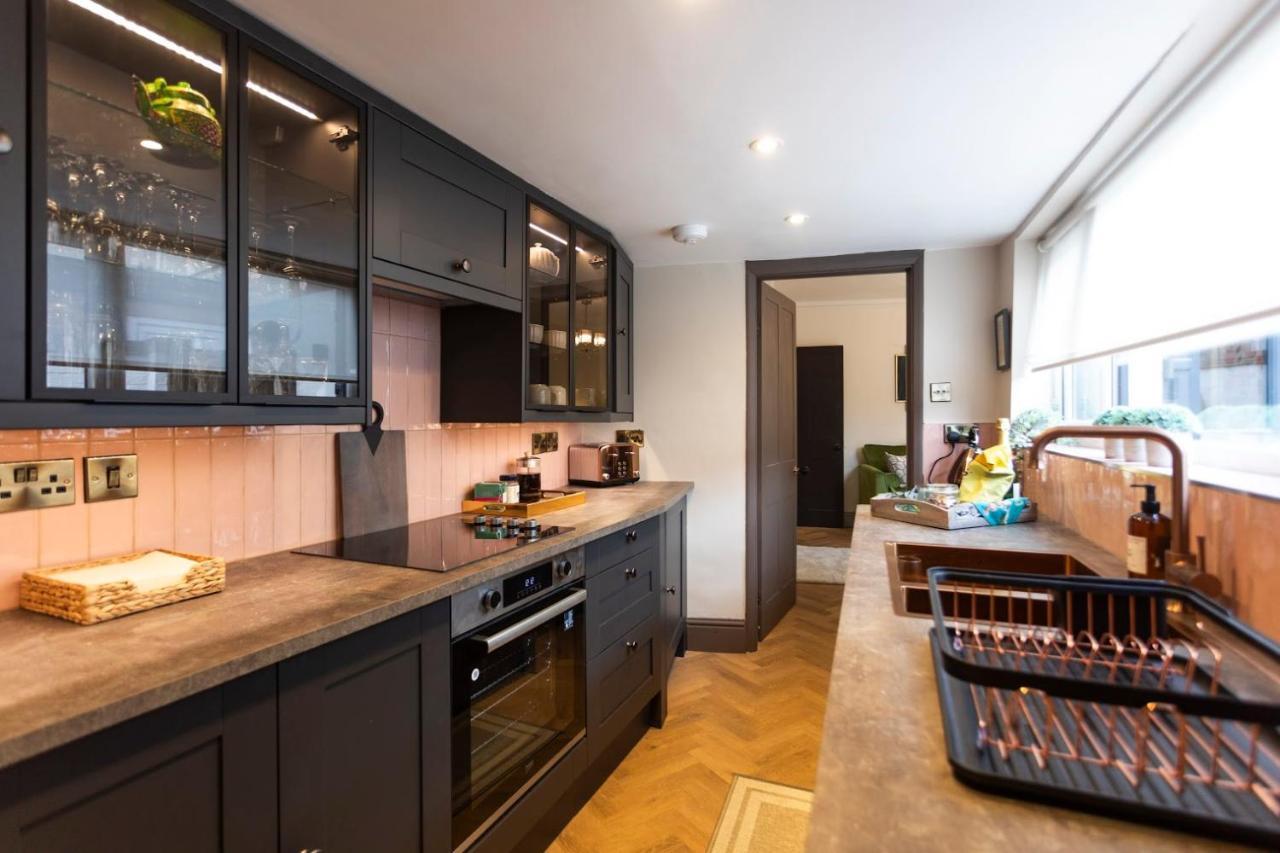 Luxe Stratford Townhouse Beautifully Renovated, Well Equipped, Sleeps 4, 2 Bathrooms, Free Parking - Minutes Walk To Town, Rsc & Pubs - Pet Friendly Exterior foto