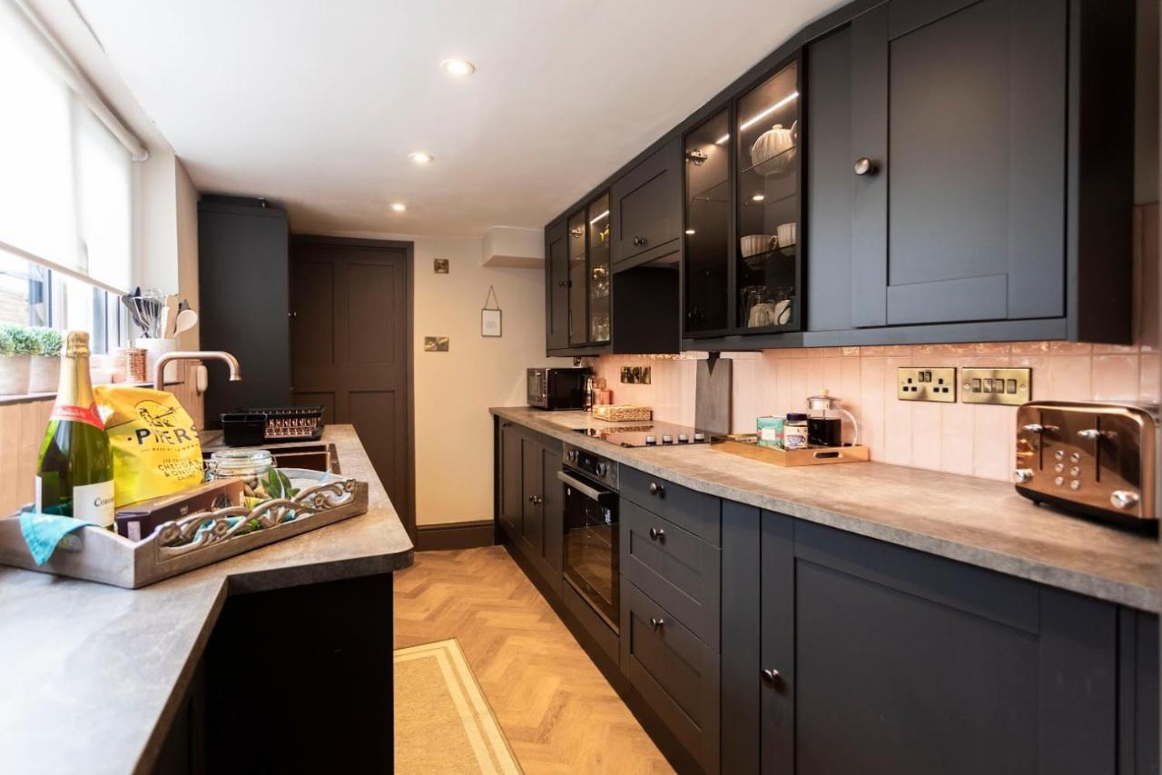 Luxe Stratford Townhouse Beautifully Renovated, Well Equipped, Sleeps 4, 2 Bathrooms, Free Parking - Minutes Walk To Town, Rsc & Pubs - Pet Friendly Exterior foto
