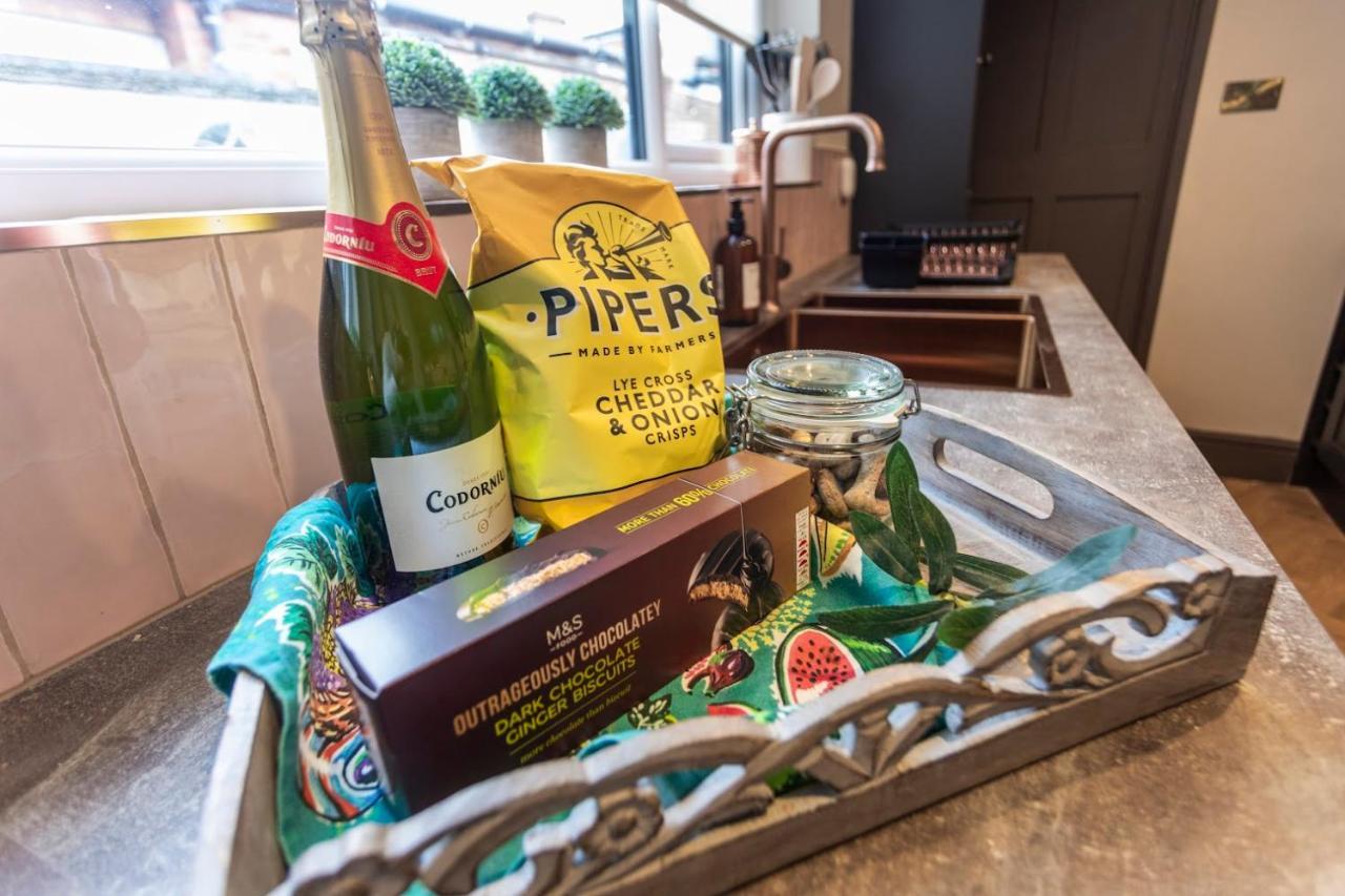 Luxe Stratford Townhouse Beautifully Renovated, Well Equipped, Sleeps 4, 2 Bathrooms, Free Parking - Minutes Walk To Town, Rsc & Pubs - Pet Friendly Exterior foto