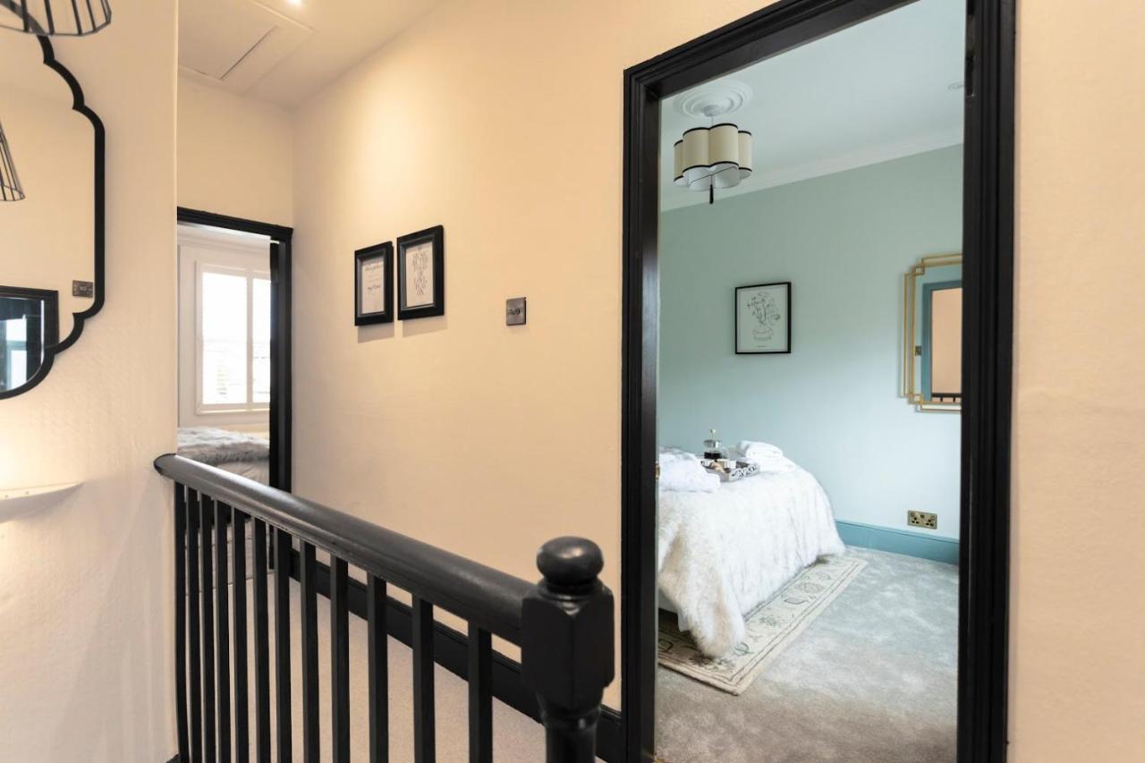 Luxe Stratford Townhouse Beautifully Renovated, Well Equipped, Sleeps 4, 2 Bathrooms, Free Parking - Minutes Walk To Town, Rsc & Pubs - Pet Friendly Exterior foto