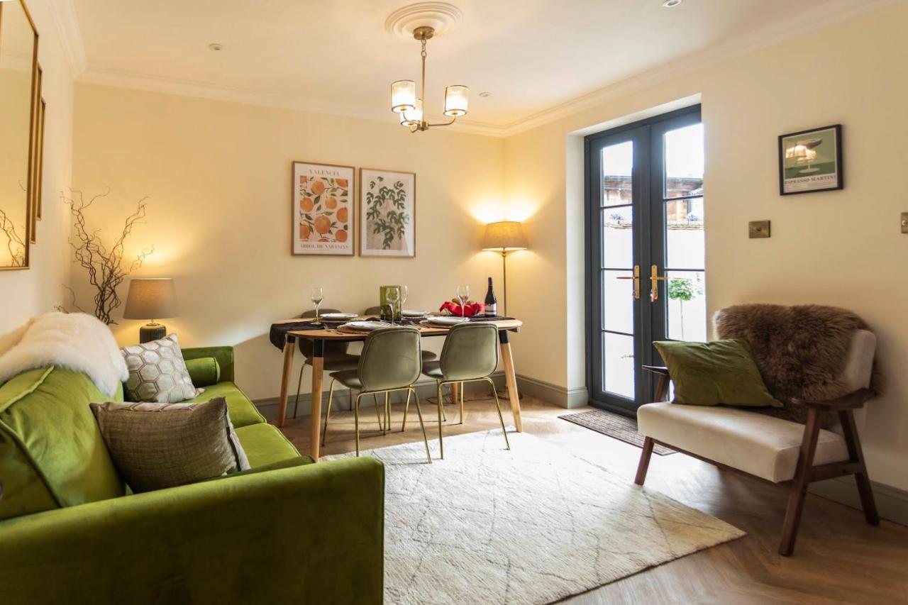 Luxe Stratford Townhouse Beautifully Renovated, Well Equipped, Sleeps 4, 2 Bathrooms, Free Parking - Minutes Walk To Town, Rsc & Pubs - Pet Friendly Exterior foto