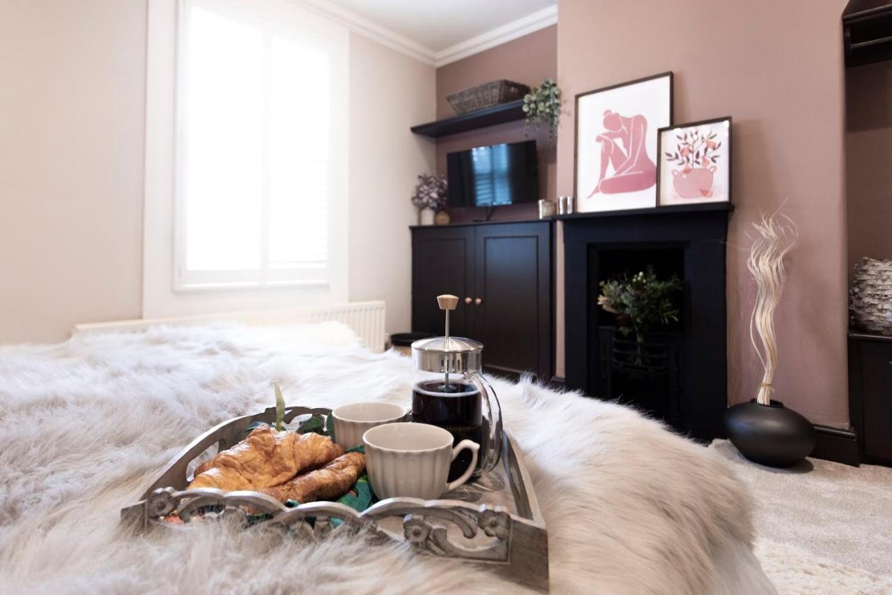 Luxe Stratford Townhouse Beautifully Renovated, Well Equipped, Sleeps 4, 2 Bathrooms, Free Parking - Minutes Walk To Town, Rsc & Pubs - Pet Friendly Exterior foto